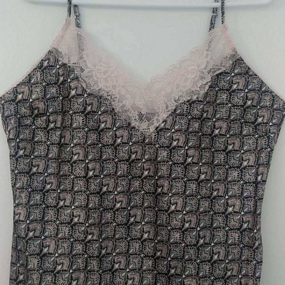 Lace-trim camisole top in textured satin Cami-Top pink/black. Size. L. NWT. New